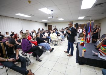 Representante  proporciona herramientas a barberos y estilistas para “atender a personas dentro del espectro del autismo”