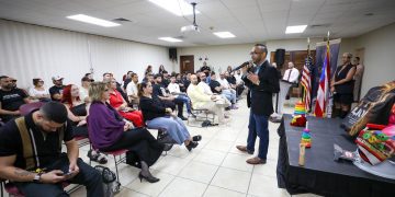 Representante  proporciona herramientas a barberos y estilistas para “atender a personas dentro del espectro del autismo”