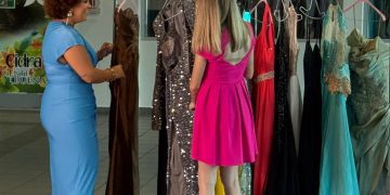 Cidra lleva programa de trajes de graduación a escuelas para ampliar acceso estudiantil