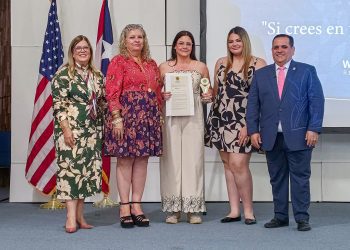 Representante premia a estudiantes con ‘Excelencia Académica’ y entrega trofeo a tutores por motivarlos a dar la milla extra