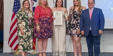 Representante premia a estudiantes con ‘Excelencia Académica’ y entrega trofeo a tutores por motivarlos a dar la milla extra