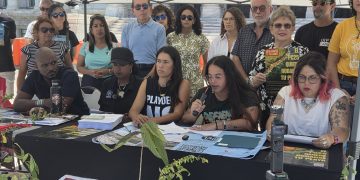 Grupos ambientales se manifiestan en defensa de las playas