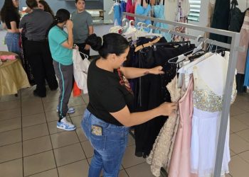 Comunidad apoya a estudiantes graduandos en Cayey
