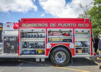 Gobernadora fortalece la capacidad de respuesta de emergencias con entrega de nuevos camiones de extinción, equipos tecnológicos y uniformes para primeros respondedores