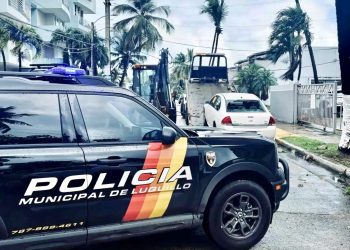 Policía Municipal de Luquillo intensifica campaña para remover vehículos chatarras abandonados en las vías públicas