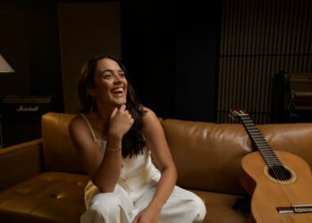 Adriana Sofía lanza su nuevo sencillo “No me dejes caer”