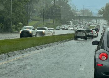 Carlo Acosta exige soluciones permanentes ante inundaciones en carretera PR-2 de Hormigueros