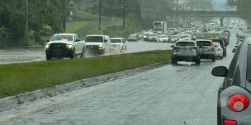 Carlo Acosta exige soluciones permanentes ante inundaciones en carretera PR-2 de Hormigueros