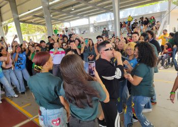 Jowell lleva mensaje de motivación a estudiantes de la Escuela Superior Santiago Iglesias Pantín de Ceiba