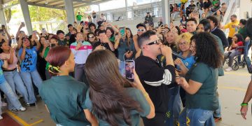 Jowell lleva mensaje de motivación a estudiantes de la Escuela Superior Santiago Iglesias Pantín de Ceiba