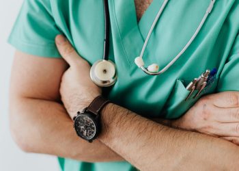 MMM y el MSO anuncian programa de alivio económico para futuros médicos de Puerto Rico