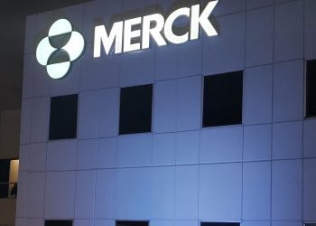 Merck ilumina su edificio de color azul en apoyo al Día de Concienciación de la Hipertensión Pulmonar