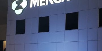 Merck ilumina su edificio de color azul en apoyo al Día de Concienciación de la Hipertensión Pulmonar