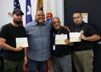 Empleados de Emergencias Médicas y OMME de Guayama reciben incentivo económico