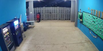 Autoridades intervienen con menor en el interior de escuela en Trujillo Alto