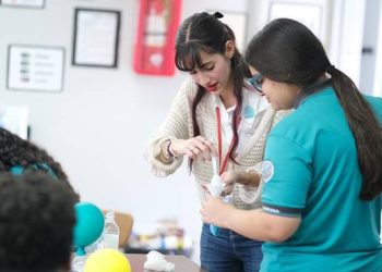 “Científicos al servicio”: conecta a científicos como mentores con miles de estudiantes