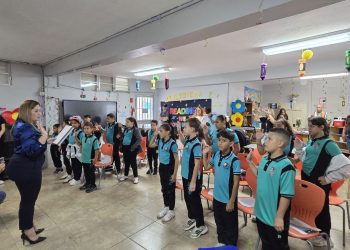 Juramentan estudiantes legisladores de tercer grado en Aguada