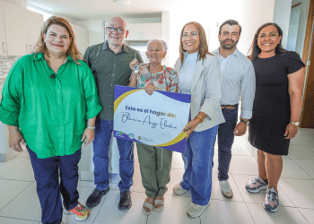 Gobernadora entrega primeras unidades del desarrollo Palmeras en Barceloneta