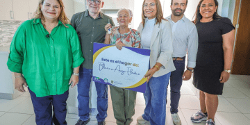 Gobernadora entrega primeras unidades del desarrollo Palmeras en Barceloneta