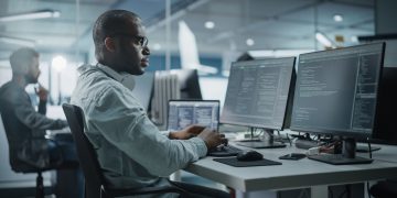 La escasez de talento en ciberseguridad persiste mientras crecen los riesgos asociados a la IA