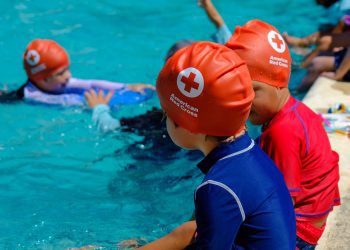 Cruz Roja Americana promueve la seguridad acuática en niños/as a través de “WHALE Tales” en español