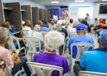 Senadora fortalece el apoyo a la tercera edad con entrega de 150 vales de alimentos en Carolina