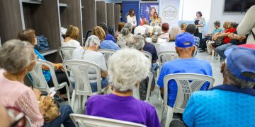Senadora fortalece el apoyo a la tercera edad con entrega de 150 vales de alimentos en Carolina