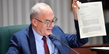 Evalúan opciones para aportar al plan médico de los maestros jubilados