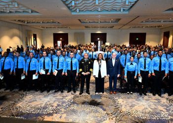 Gobierno celebra primera graduación de bomberos de esta administración y entrega ocho nuevos camiones de extinción