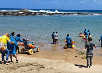 Personas con diversidad funcional pueden disfrutar de la playa en Hatillo