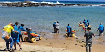 Personas con diversidad funcional pueden disfrutar de la playa en Hatillo