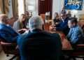 AEELA entrega resolución de reconocimiento al presidente del Senado, Thomas Rivera Schatz