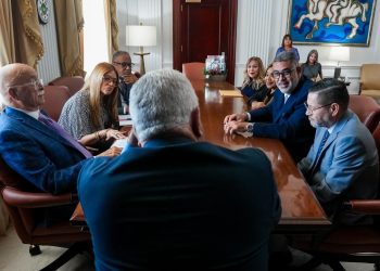 AEELA entrega resolución de reconocimiento al presidente del Senado, Thomas Rivera Schatz