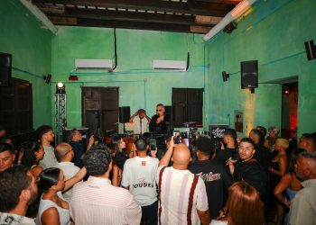 Tito Nieves celebra su nueva producción Desde el Corazón con una noche intima de salsa en La Factoria