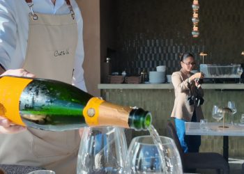C’est La Vie abre sus puertas en Condado con una propuesta que combina gastronomía mediterránea, mixología y vistas panorámicas
