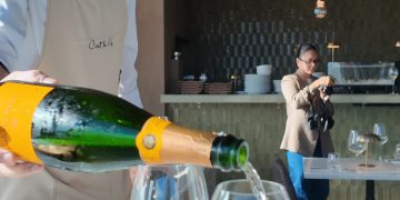 C’est La Vie abre sus puertas en Condado con una propuesta que combina gastronomía mediterránea, mixología y vistas panorámicas