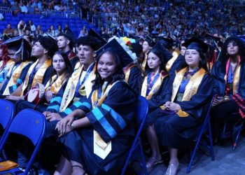 Educación reconoce a 1,612 estudiantes por su excelencia académica