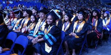 Educación reconoce a 1,612 estudiantes por su excelencia académica