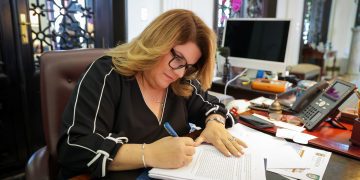 Gobernadora firma presupuesto, prioriza servicios directos a la gente y ejerce vetos de línea para fortalecer la responsabilidad fiscal