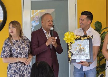 Presentador Alex DJ vive momentos de gran emoción durante corte de cinta de su proyecto de vida