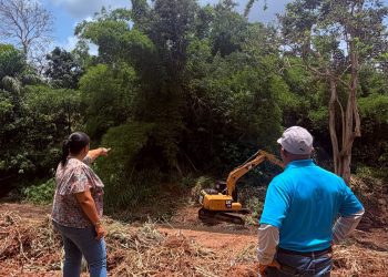 Alcaldesa de Gurabo fortalece plan preventivo con limpieza de quebradas y cuerpos de agua 