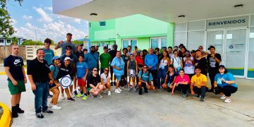 Alcaldesa de Gurabo destaca el compromiso de jóvenes del proyecto Passport con los adultos mayores del Centro Huellas de Vida