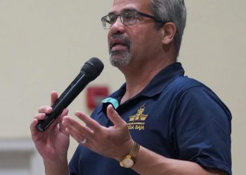 Educación debe $257,000 a Vega Baja por servicios de transporte, denuncia alcalde Marcos Cruz