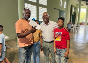 Más de 1,700 estudiantes reciben vales educativos en la Ciudad de El Yunque