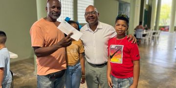 Más de 1,700 estudiantes reciben vales educativos en la Ciudad de El Yunque