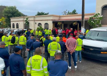 Alcalde de Guayama entrega incentivo económico a empleados municipales