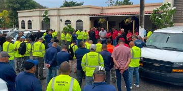 Alcalde de Guayama entrega incentivo económico a empleados municipales