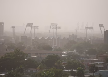 Advertencia de calor y cielo brumoso