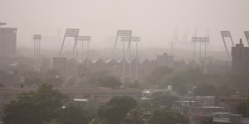 Advertencia de calor y cielo brumoso