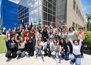 ESTUDIANTES UNIVERSITARIOS VIVEN EXPERIENCIA EDUCATIVA EN AMGEN